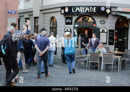 Mainz, Deutschland. 23 Apr, 2018. Rechtsextreme Demonstranten lassen, Weberei höhnische in Richtung gegen den Protest. Rund 50 Rechtsextreme Demonstranten in der Innenstadt von Mainz sammelte, gegen die deutsche Regierung zu protestieren, für die Schließung der Grenzen und gegen Flüchtlinge unter dem Motto goÕ ÔMerkel hat. Sie waren gehechelt, um rund 350 Zähler - Demonstranten. Quelle: Michael Debets/Pacific Press/Alamy leben Nachrichten Stockfoto