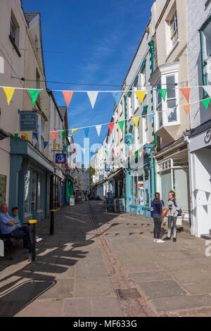 Geschäfte auf der attraktiven Church Street, eine gepflasterte Einkaufsmeile in Monmouth, Monmouthshire, Wales, Großbritannien Stockfoto