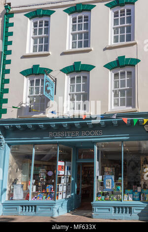 Geschäfte auf der attraktiven Church Street, eine gepflasterte Einkaufsmeile in Monmouth, Monmouthshire, Wales, UK. Rossiter Bücher ist ein typisches Beispiel eines traditionellen Shop. Stockfoto