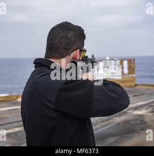 180418-N - 281-0142 MITTELMEER (18. April 2018) Quartermaster 3. Klasse Colton Benham feuert eine M-16 Gewehr während einer Live-fire Übung an Bord der geführte-missile Cruiser USS Monterey (CG61), 18. April 2018. Monterey, home-in Norfolk, Virginia portiert, ist die Durchführung von Operationen in den USA 6 Flotte Bereich der Maßnahmen zur Unterstützung der US-amerikanischen nationalen Sicherheit Interesse in Europa. (U.S. Marine Foto von Mass Communication Specialist Seaman Trey Fowler). () Stockfoto