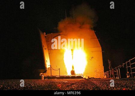 Die geführte-missile Cruiser USS Monterey (CG61) Brände ein Tomahawk Land Attack missile April 14, 2018, 14. April 2018. Monterey ist in die USA 5 Flotte Bereich für Maßnahmen zur Erhöhung der Sicherheit im Seeverkehr im Einsatz Verbündeten und Partnern zu beruhigen und der Freiheit der Schiffahrt und des freien Handels in der Region erhalten. (U.S. Marine Foto von Lt. j.g. Matthew Daniels). () Stockfoto