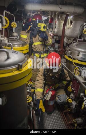 171031-N-DO 281-117 ATLANTIK (Okt. 2010) 31, 2017) Segler reagieren auf Main Motor Zimmer während eines Hauptraum brandschutzübung an Bord der geführte-missile Cruiser USS Monterey (CG61), 31. Oktober 2017. Monterey ist zur Unterstützung der Maritime Security Operations in den USA den 5. und 6. Bereich der Flotte von Operationen (USA bereitgestellt Marine Foto von Mass Communication Specialist Seaman Trey Fowler/Freigegeben). () Stockfoto