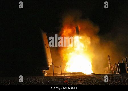 Die geführte-missile Cruiser USS Monterey (CG61) Brände ein Tomahawk Land Attack missile gegen Ziele in Syrien, 14. April 2018. Mit freundlicher Seaman Trey Fowler/U.S. Marine. () Stockfoto