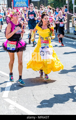 Zwei Frauen in Fancy Dress in die 2018 Virgin Money London Marathon läuft Stockfoto