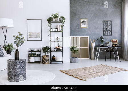 Moderne Büroflächen Interieur mit Pflanzen, Metall Tisch, beige Teppich und graue Wand Stockfoto