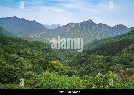 Berglandschaft von der majestätischen Großen Mauer gesehen. Stockfoto