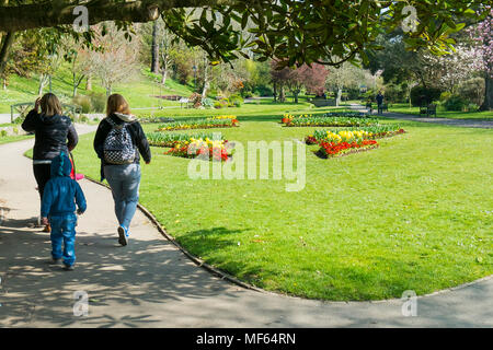 Menschen flanieren durch die preisgekrönte Trenance Gärten in Newquay Cornwall. Stockfoto