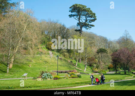 Menschen zu Fuß durch die preisgekrönte Trenance Gärten in Newquay Cornwall. Stockfoto