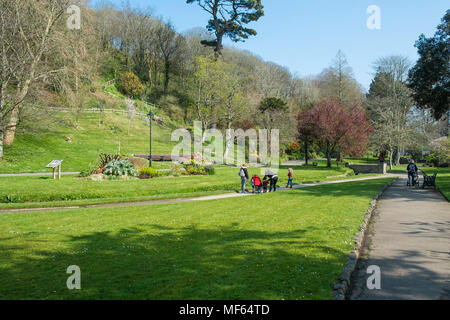 Menschen zu Fuß gedacht, die preisgekrönte Trenance Gärten in Newquay Cornwall. Stockfoto