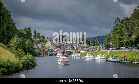 Loch Ness, Schottland - 31. Juli 2016: Auf dem Weg in Fort Augustus am Loch Ness See in Schottland an einem schönen Sommertag, Vereinigtes Königreich Stockfoto