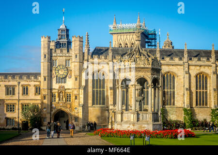 Cambridge, Vereinigtes Königreich - 123 Okt, 2016: Menschen zu Fuß vor der berühmten Trinity College an einem hellen Sommertag, Cambridge Stockfoto