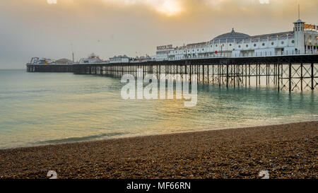 Brighton, Sussex, Großbritannien - 30 Dez, 2016: Blick auf den Brighton Pier auf einem schönen Winter Abend kurz vor Sonnenuntergang vom Kiesstrand Stockfoto