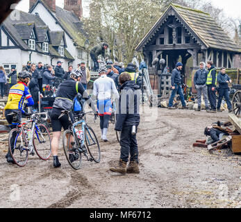 Great Budworth, UK. 11. April 2018. verwirrt Radfahrer durch den Satz der neuen BBC-Drama "Krieg der Welten" von HG Wells, in den gefilmten Stockfoto