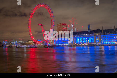 London, England, Vereinigtes Königreich - Juni 2016. Genießen Sie einen schönen Blick auf das London Eye mit bunten Lichtern in der Nacht beleuchtet von der Westminster Bridge Stockfoto