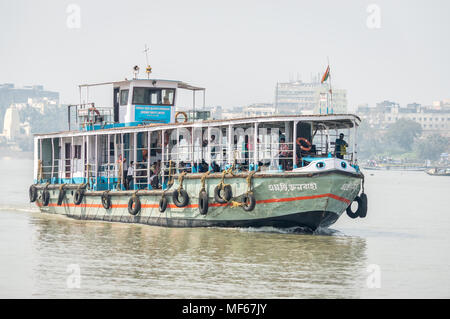Kolkata, Indien - 4. März 2018: Eine isolierte Sicht auf eine Überfahrt mit der Fähre den Fluss Ganges oder Ganga mit Pendlern aus der Stadt Kolkata zu Howrah, Kolkata, Stockfoto