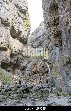 Wanderer und Touristen an gordale Beck durch Goredale Scar, Malham, Malhamdale, North Yorkshire, Yorkshire Dales National Park, England, UK läuft Stockfoto