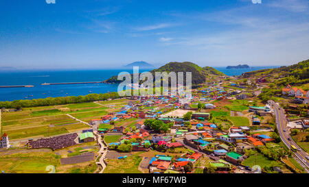 Luftaufnahme von bunten Dorf in der Mitte der Berg an Namhae Stadt der Provinz Gyeongsangnam, Südkorea. Stockfoto