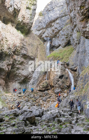 Wanderer und Touristen an gordale Beck durch Goredale Scar, Malham, Malhamdale, North Yorkshire, Yorkshire Dales National Park, England, UK läuft Stockfoto