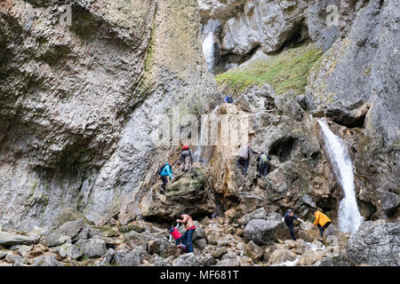 Wanderer und Touristen an gordale Beck durch Goredale Scar, Malham, Malhamdale, North Yorkshire, Yorkshire Dales National Park, England, UK läuft Stockfoto