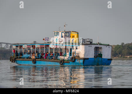 Kolkata, Indien - 4. März 2018: Eine isolierte Sicht auf eine Überfahrt mit der Fähre den Fluss Ganges oder Ganga mit pendler von Belur Math zu Dakhineswar Tempel, Kolka Stockfoto