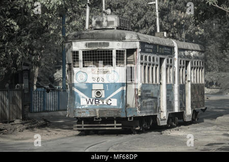 Kolkata, West Bengal, Indien - 11. März 2018: Das Erbe von Kolkata, Straßenbahnen für Passagiere an einem Sonntag Morgen mit einer Tram Station in Kalkutta wartet. Stockfoto