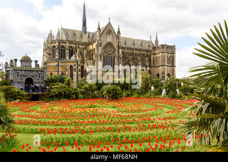 Tulip Festival: Die Tulpe Labyrinth vor der Kathedrale in Arundel, Arundel Castle. Foto © Julia Claxton Stockfoto