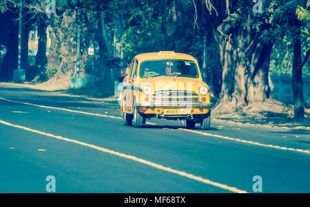 Kolkata, Indien - 11. März 2018: Iconic gelben Taxi in Kalkutta (Kolkata) in Indien. Der Botschafter Taxi ist nicht mehr von Hindustan Motoren gebaut, sondern thous Stockfoto