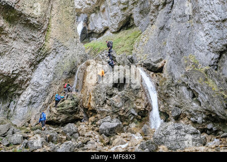 Wanderer und Touristen an gordale Beck durch Goredale Scar, Malham, Malhamdale, North Yorkshire, Yorkshire Dales National Park, England, UK läuft Stockfoto