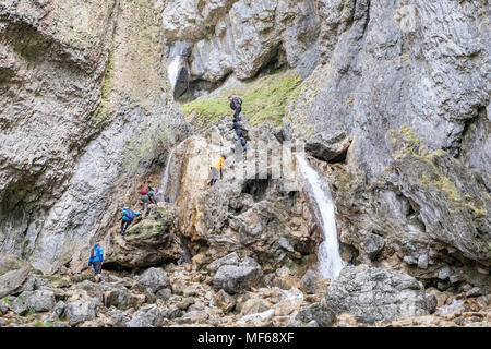 Wanderer und Touristen an gordale Beck durch Goredale Scar, Malham, Malhamdale, North Yorkshire, Yorkshire Dales National Park, England, UK läuft Stockfoto