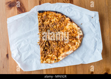 Die Hälfte oder Lahmacun türkische Pizza auf hölzernen Oberfläche. Türkische Fast food Konzept Stockfoto