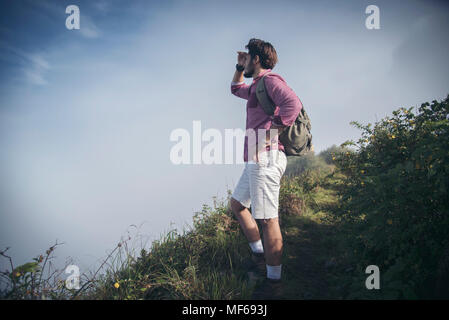 Die jungen Wanderer genießen die Landschaft und bereiten das Mittagessen vor. Das Tal zwischen den Bergen, eigenständiges Konzept Stockfoto