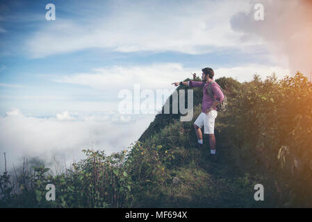 Die jungen Wanderer genießen die Landschaft und bereiten das Mittagessen vor. Das Tal zwischen den Bergen, eigenständiges Konzept Stockfoto