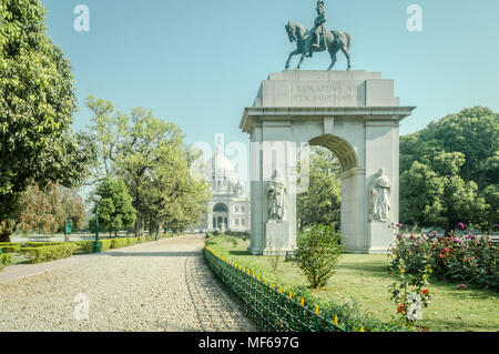 Kolkata, West Bengal, Indien - 11. März 2018: eine Statue von Edwards VII an der berühmten Victoria Memorial Gardens auf einer Bucht sonnigen Tag, Kolkata, WB Stockfoto