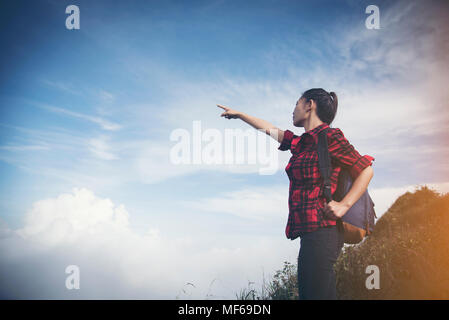 Die jungen Wanderer genießen die Landschaft und bereiten das Mittagessen vor. Das Tal zwischen den Bergen, eigenständiges Konzept Stockfoto