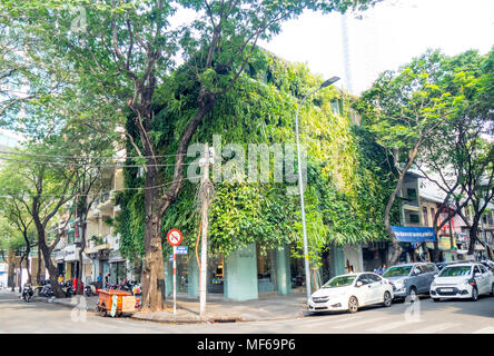 Ein kleines Bürogebäude mit vertikalen Gärten in Ho Chi Minh City, Vietnam. Stockfoto