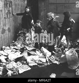 1972, historische Bild Kinder zusammen auf einem Haufen Hausmüll außerhalb, wo sie leben und spielen im Süden Londons. Der Junge ist gerade gestresst und unzufrieden. In den 1970er Jahren verbreiteten öffentlichen Sektor Arbeiter Streiks wurden ein gemeinsames Merkmal des britischen Lebens und weigern sich, war eines der Dinge, die nicht für die Wochen, die zu ernsten Umwelt und Fragen der öffentlichen Gesundheit gesammelt und für Kinder Gefahr beim Spielen im Freien. Stockfoto