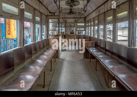 Kolkata, West Bengal, Indien - 18. März 2018: Das Erbe von Kolkata, leeren Straßenbahn auf dem Weg an einem Sonntag Morgen in Kolkata (Kalkutta zu Esplanade Stockfoto