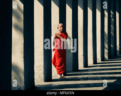 Anfänger buddhistischer Mönch in östliche Treppe weg der Shwezigon Pagode in Nyaung U, Bagan, Myanmar (Burma), Asien im Februar - Spalten und Schatten Stockfoto