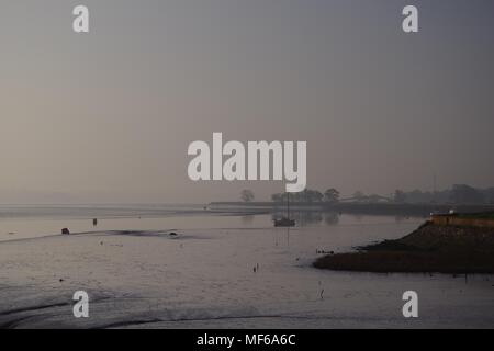 Blick nach Süden hinunter die Exe Mündung auf einer ruhigen Misty Frühling Morgen. TurfLock Hotel, Exeter, Devon, Großbritannien. April, 2018. Stockfoto