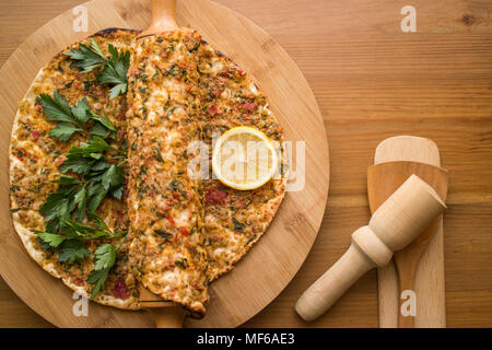 Türkische Pizza Lahmacun mit Hackfleisch oder Lammfleisch. Stockfoto