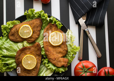 Schnitzel mit Kartoffelsalat Stockfoto