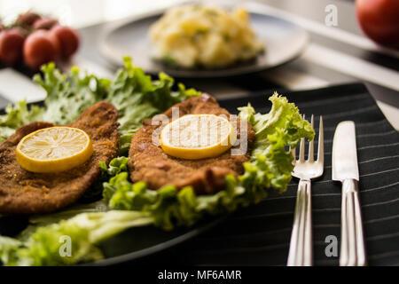 Schnitzel mit Kartoffelsalat Stockfoto