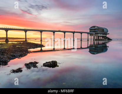 Bembridge Rettungsboot Station unter einem ruhigen rosa Sonnenuntergang Stockfoto