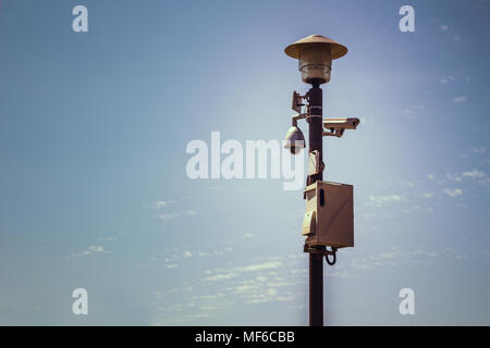 Überwachungskameras auf der Straßenlaterne. Stockfoto