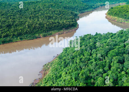 Luftaufnahme des Flusses Iguazu an der Grenze zwischen Brasilien und Argentinien Stockfoto