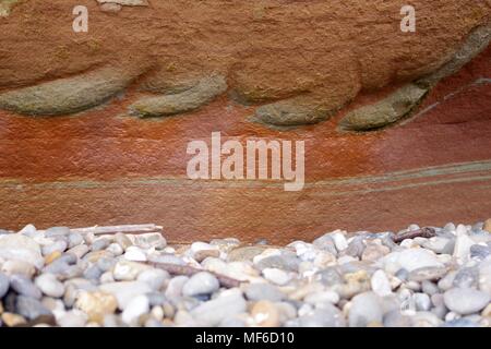 Sedimentären Struktur in Rot Otter Sandstein Geologie der Jurassic Coast. Ladram Bay Holiday Park, East Devon, Großbritannien. April, 2018. Stockfoto