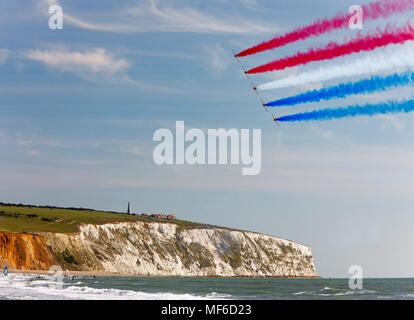 Rote Pfeile Flugzeuge Anzeige über das Meer bei Sandown, Isle of Wight Stockfoto