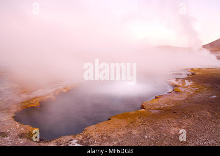 Natürlichen heißen Pool auf einer Höhe von 4300 m, El Tatio Geysire, Atacama-wüste, Antofagasta Region, Chile, Südamerika Stockfoto