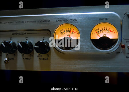 Sound Mixer Equalizer mit vielen Tasten und VU-Meter im Aufnahmestudio. Stockfoto