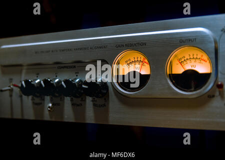 Sound Mixer Equalizer mit vielen Tasten und VU-Meter im Aufnahmestudio. Stockfoto